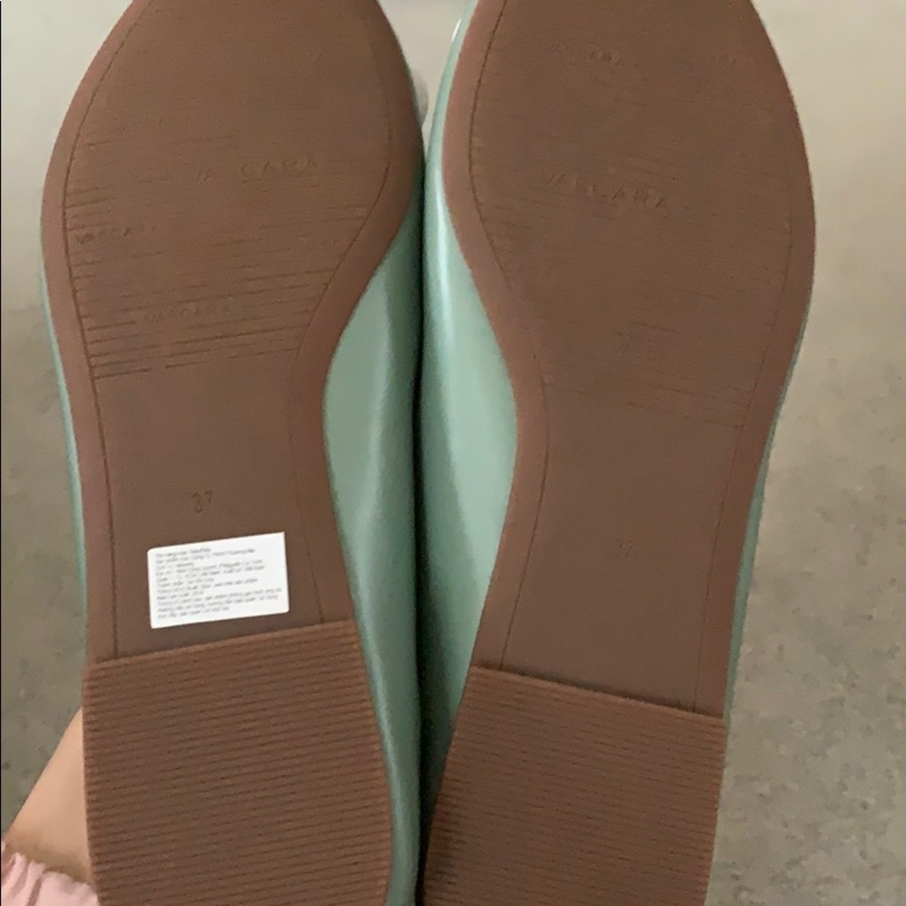 Flat shoes. - Picture 3 of 3
